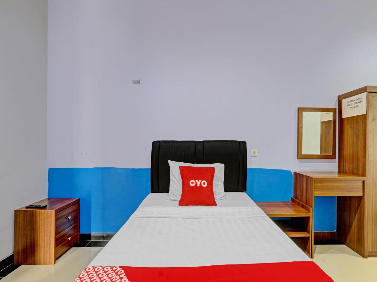 Oyo 90553 Arteri Guest House Semarang Buitenkant foto