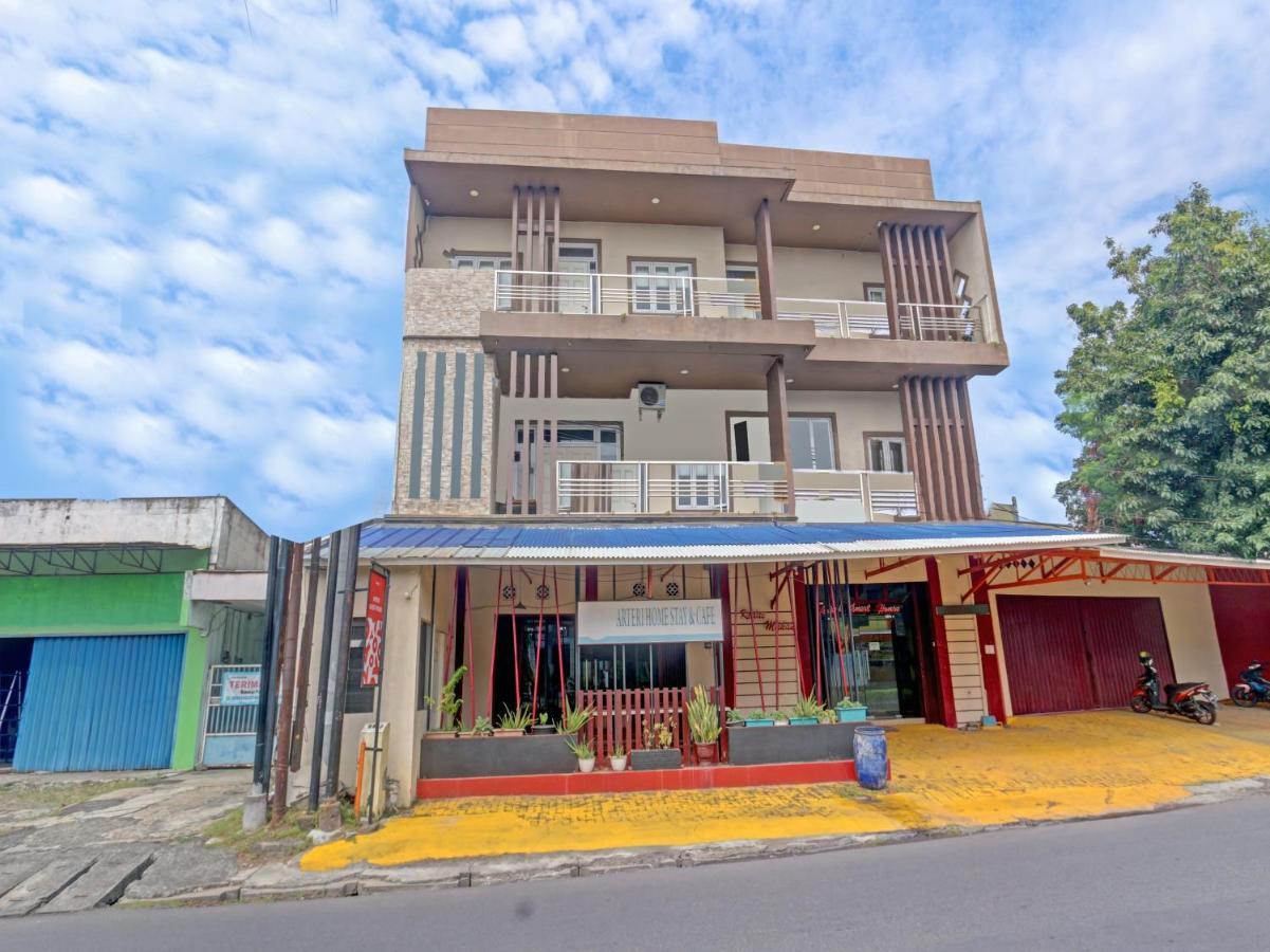 Oyo 90553 Arteri Guest House Semarang Buitenkant foto